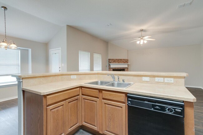 Building Photo - Great 3 Bedroom, 2 Bath, Brick Home in Gre...