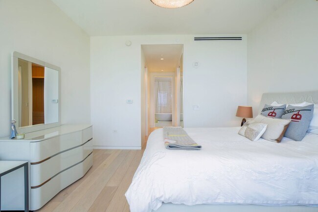 Building Photo - 28th floor Waiea residence: Fully-furnishe...