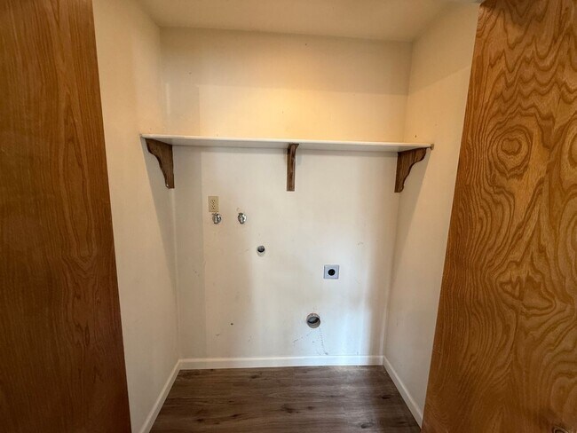 Building Photo - Executive 2-bedroom condo in gated community!