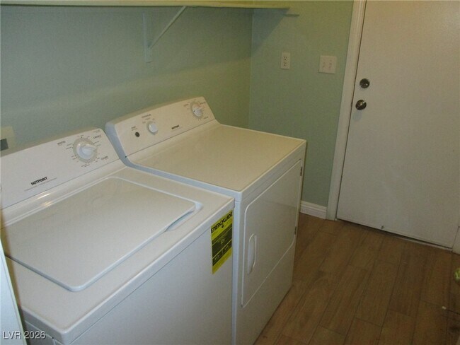 Building Photo - 1052 Country Skies Ave