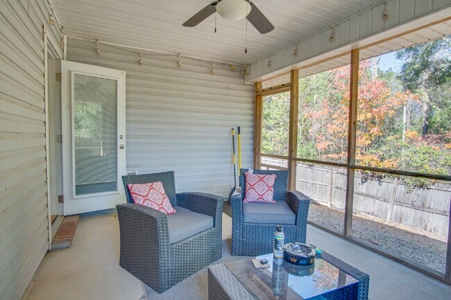 Building Photo - Charming 3-Bedroom Home in Central Pensacola with Open Layout and Fenced Yard
