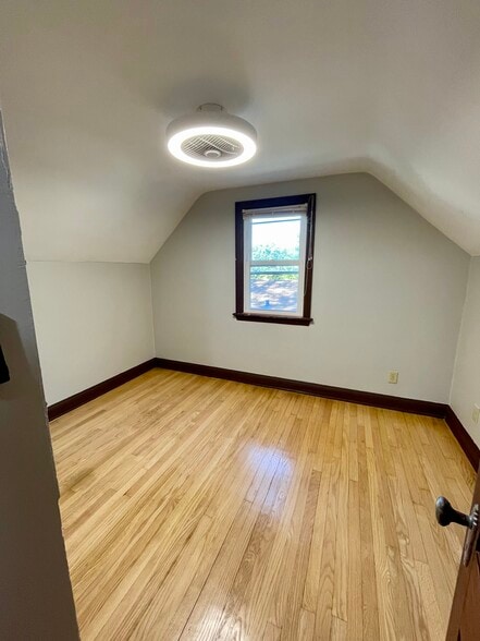 Building Photo - 715 S 110th St