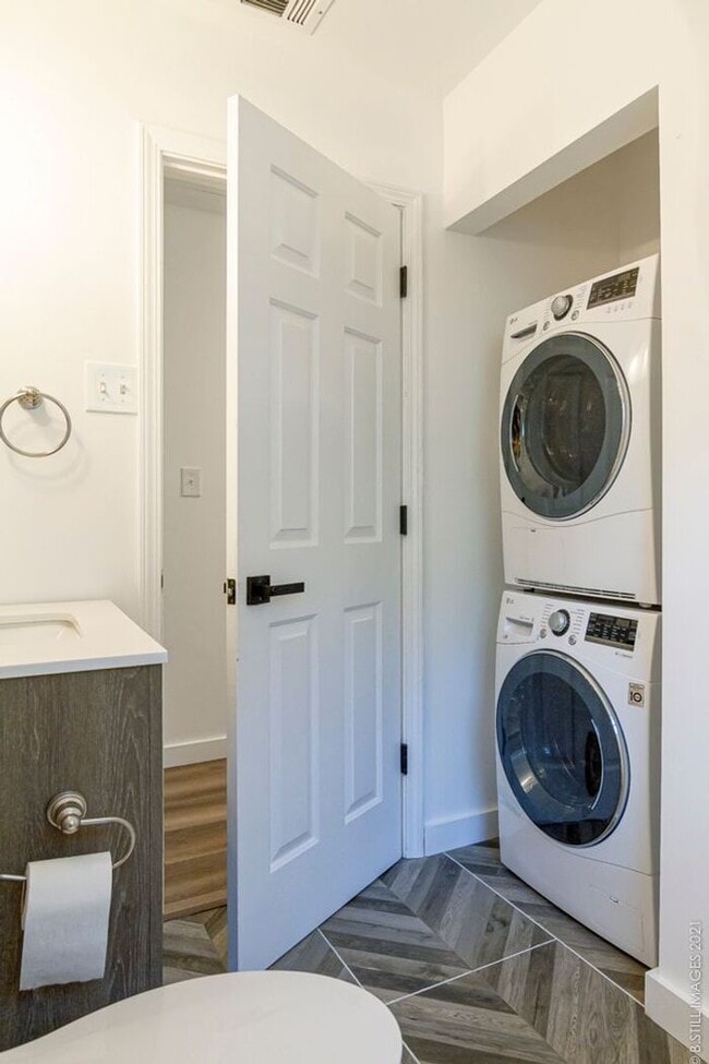 Building Photo - Special: One Month Free on 14 Month Lease! Elegant & Bright 2 Bedroom in Oakhurst’s Hidden Gem