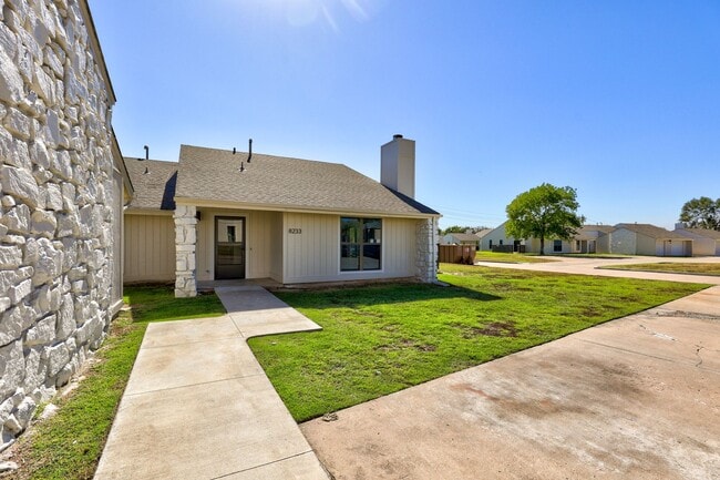 Building Photo - Home Like Living at Apartment Prices