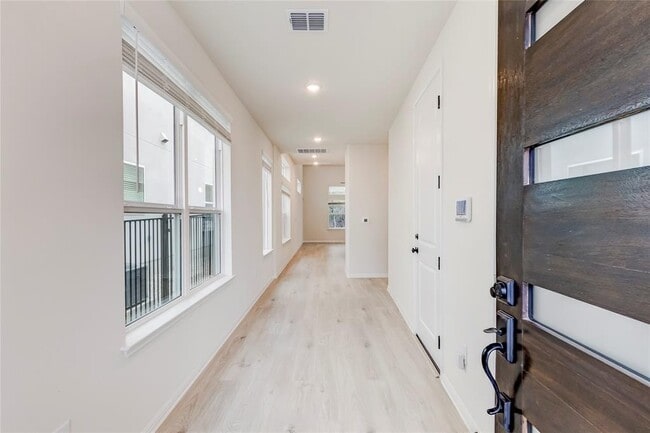 Building Photo - 2008 Kit Cir