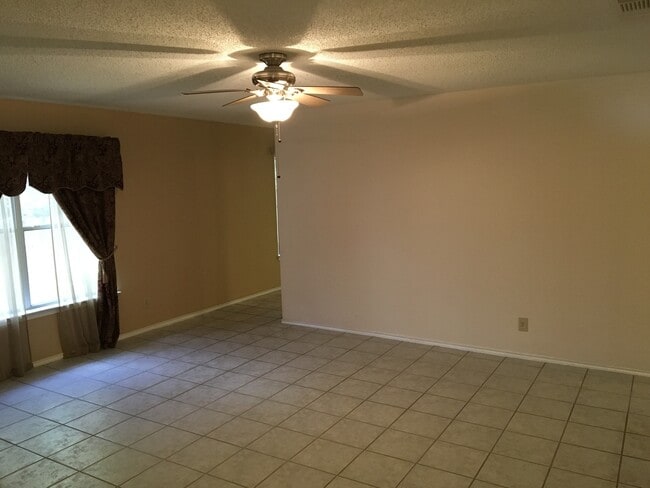 Building Photo - 8003 Chestnut Manor Dr