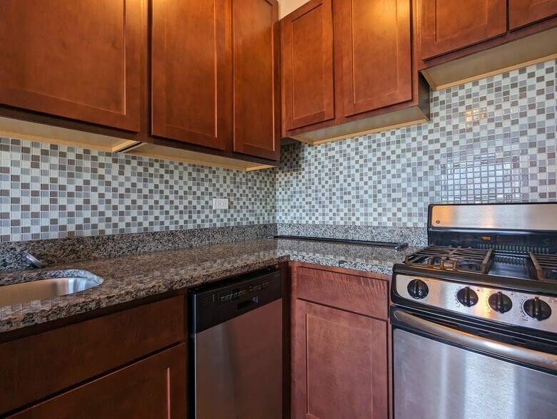 Building Photo - 560 W Arlington