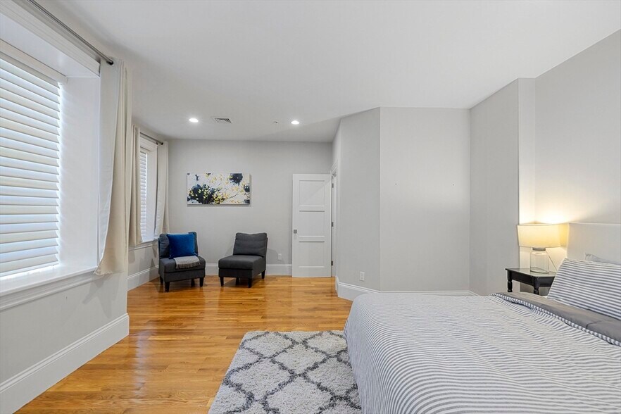 Building Photo - 1248 Beacon St