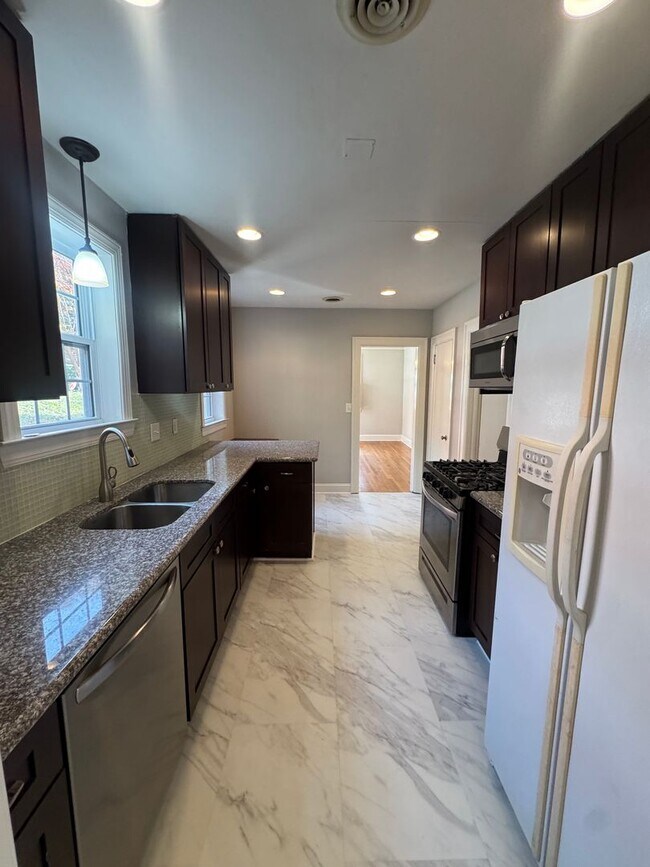 Building Photo - Adorable Home