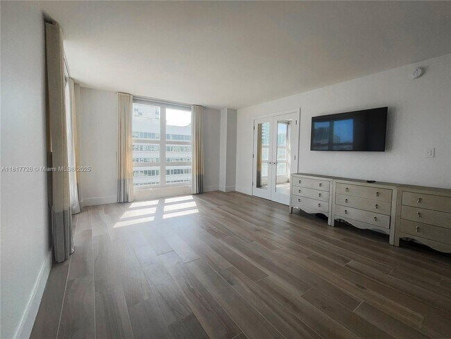 Building Photo - 1800 Collins Ave