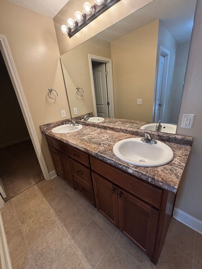 Building Photo - AVAILABLE NOW!