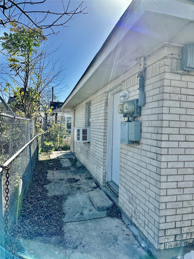 Primary Photo - 404 James St