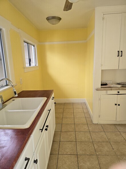 Building Photo - 1273 N Berendo St