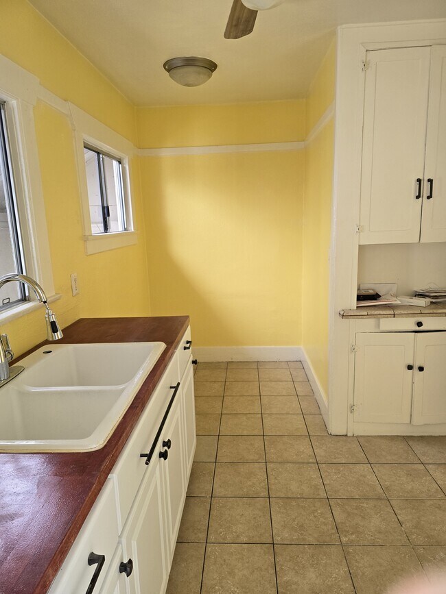 Building Photo - 1273 N Berendo St