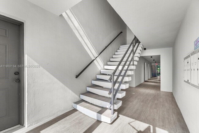 Building Photo - 1530 Crescent Cir