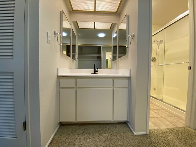 Building Photo - Beautiful corner condo in Lake San Marcos