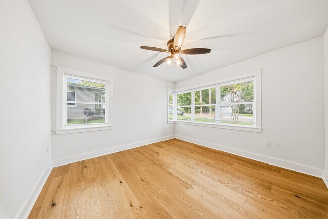 Building Photo - 1827 Fernando Dr