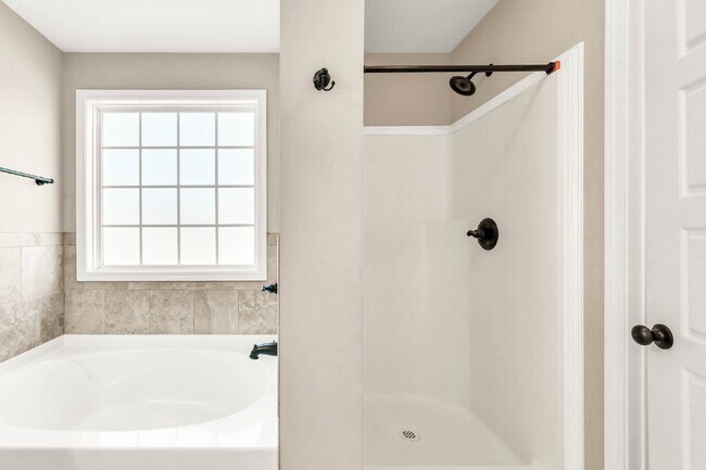 Building Photo - Close to Fort Campbell and MOVE IN READY!