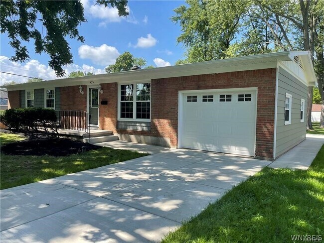 Building Photo - 425 East Ln