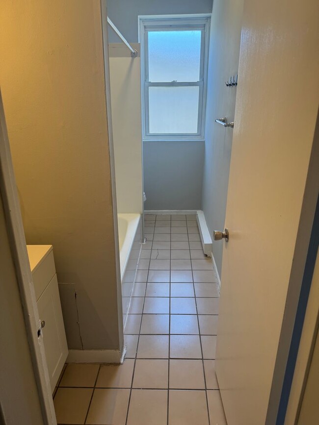 Building Photo - Recently Renovated 1 Bedroom/ 1 Bathroom A...