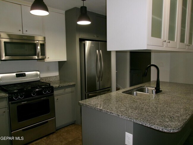 Building Photo - 4200 Camelot Heights Dr