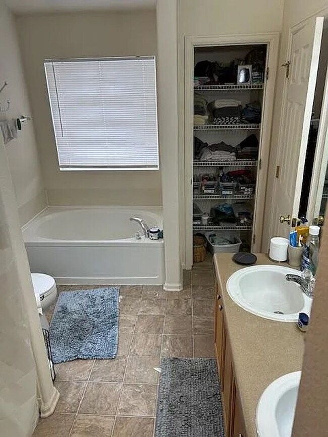 Building Photo - 3 Bed | 2.5 Bath Townhome In School District #2