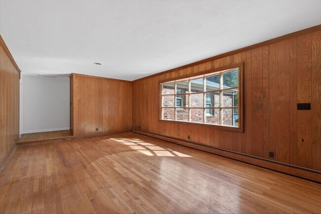 Building Photo - 2305 Lakewood Ln