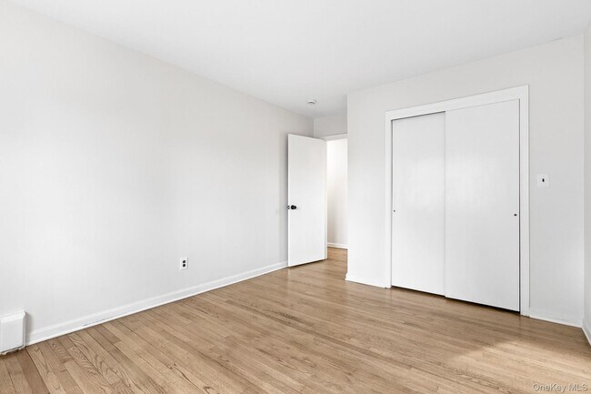 Building Photo - 222 Park Ave E