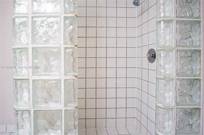 Building Photo - 606 Gardens Dr