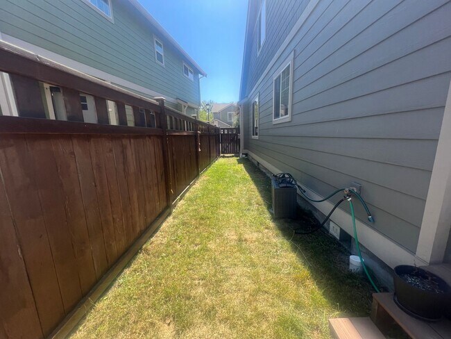 Building Photo - 3 Bed, 2.5 Bath with Garage and Fully Fenced Back Yard