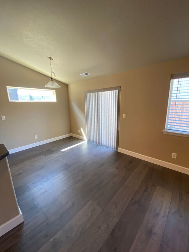 Building Photo - Newer NE Home, Gas Heat & A/C, All Applian...