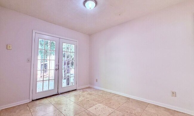 Building Photo - Lilburn 2 Bed-2.5 Bath Townhouse, Fireplace, Great Floor Plan!
