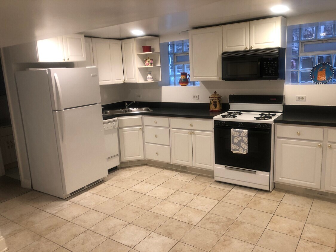 Kitchen - 1964 N Orchard St