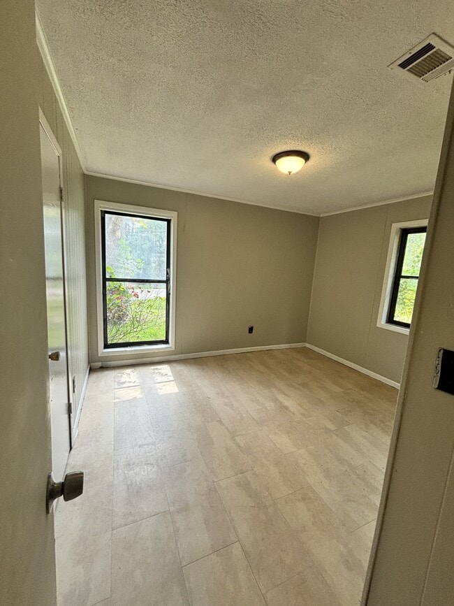 Building Photo - 850 Fernwood St