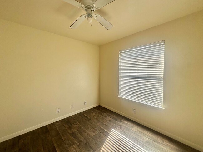 Building Photo - AVAILABLE NOW!