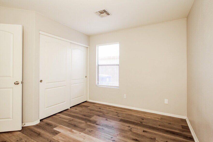 Building Photo - 802 S 126th Ave