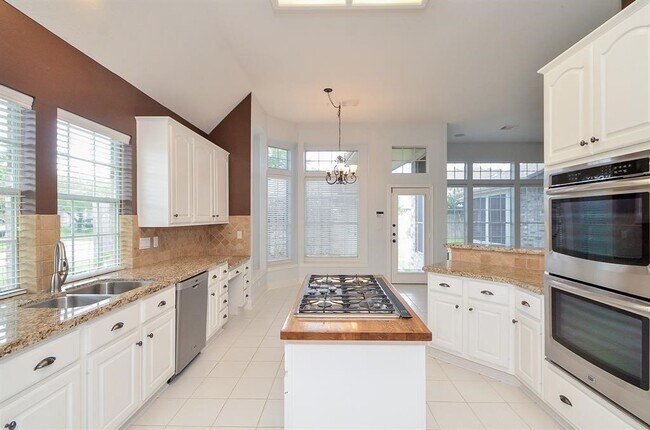 Building Photo - 1723 Crescent Green Dr