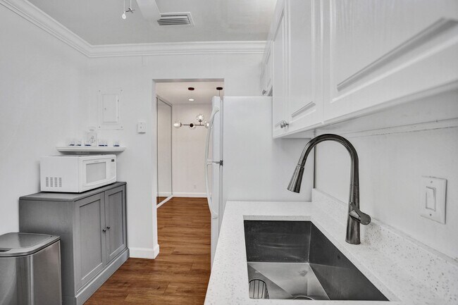 Building Photo - 6289 Bay Club Dr