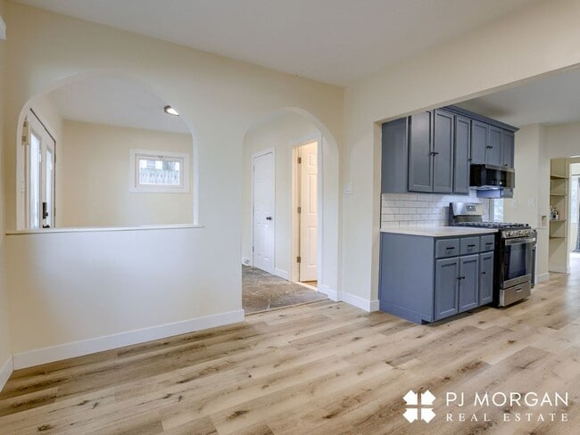 Building Photo - 3 bedroom, 1.5 bathroom House Available Im...