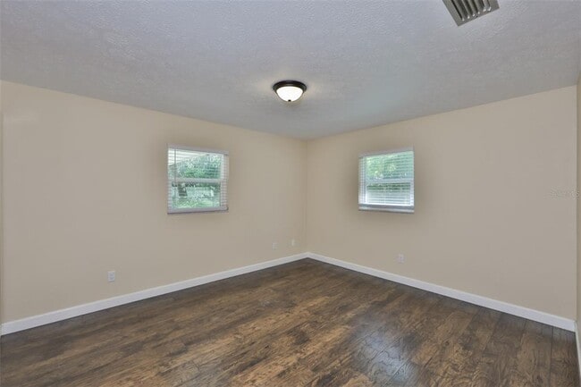 Building Photo - 105 N Kingsway Rd