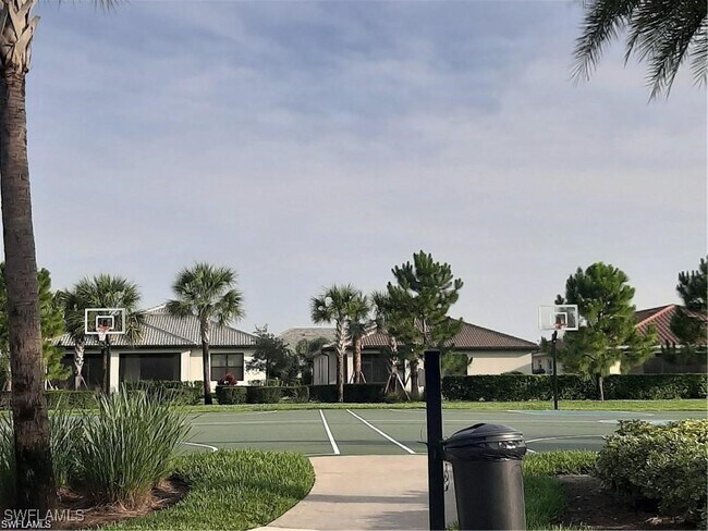 Building Photo - 2049 Fairmont Ln