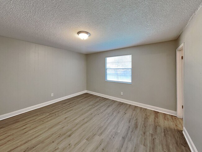 Building Photo - Coming Soon! 3 BR/2BA | Newly Renovated Single Family Home | 2-Car Garage Parking | In Jacksonville!