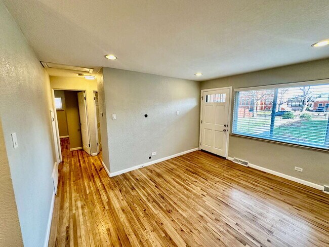 Building Photo - Cozy Home in Sunnyside!