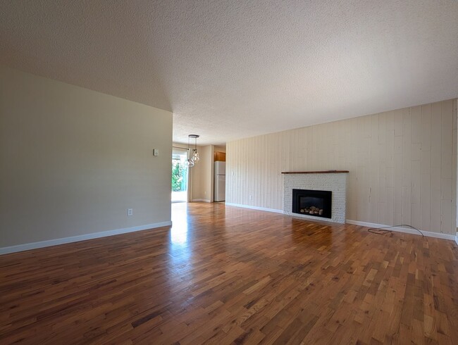 Building Photo - Great 4-Bedroom, 1.5-Bath Home In The River Road Area Of Eugene!