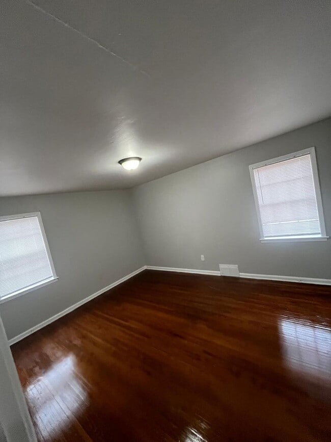 Building Photo - Picturesque Home Worth Checking Out