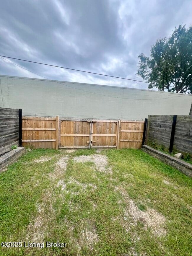 Building Photo - 925 S Preston St