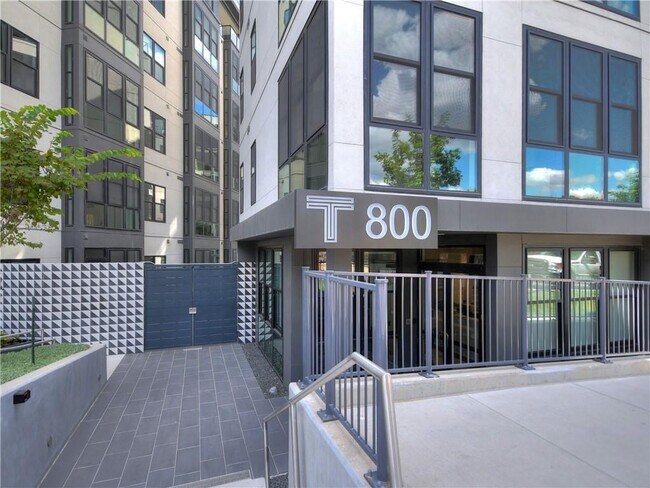 Building Photo - 800 Embassy Dr