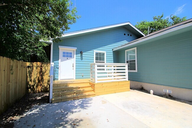 Building Photo - 3 Bedroom 2 Bath Modern home.