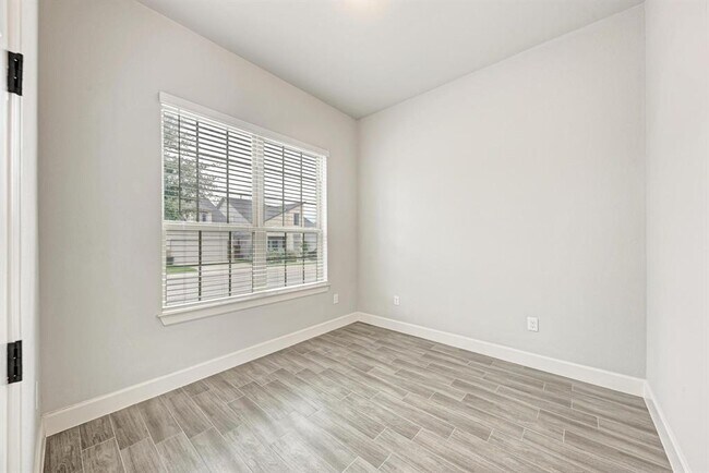 Building Photo - 12811 Stanford Dr