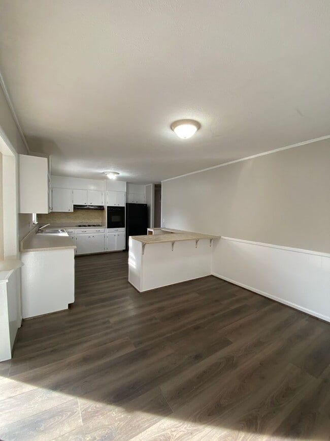 Building Photo - 18 Edwin Ave